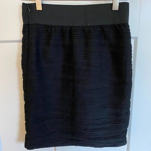 High waisted, stretchy skirt